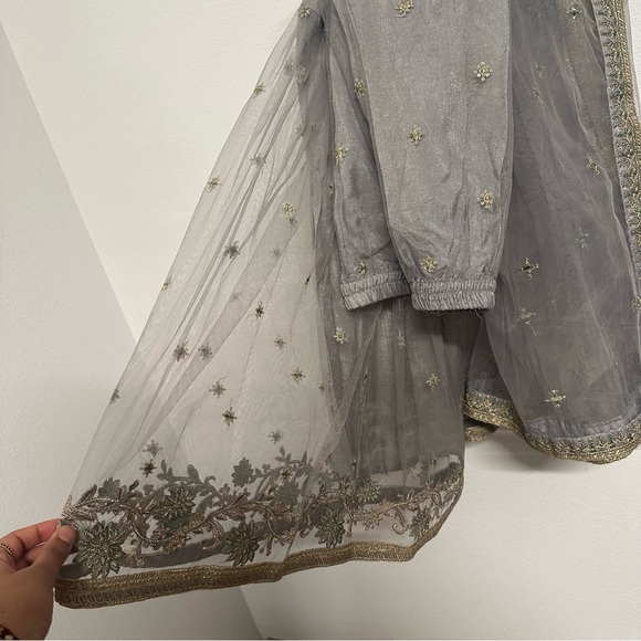 Elegant Grey Embroidered 3-Piece Gharara Set | Formal / Nikkah Outfit - Picture 10 of 10